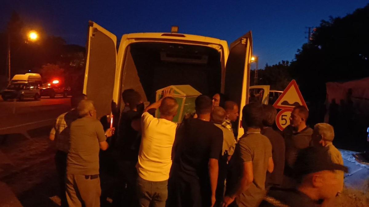 Devrilen otomobilin sürücüsü öldü, eşi ağır yaralandı - Videolu Haber Devrilen otomobilin sürücüsü öldü, eşi ağır yaralandı - Videolu Haber