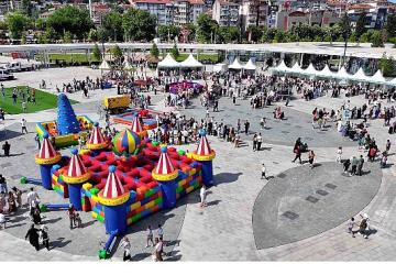 Çocukların neşesi Milli İrade Meydanı'nı sardı