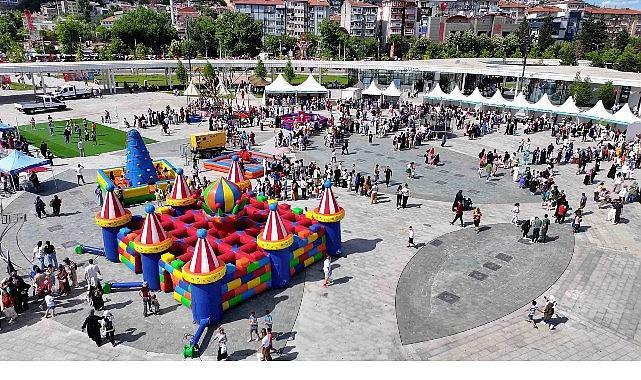 Çocukların neşesi Milli İrade Meydanı'nı sardı Çocukların neşesi Milli İrade Meydanı'nı sardı