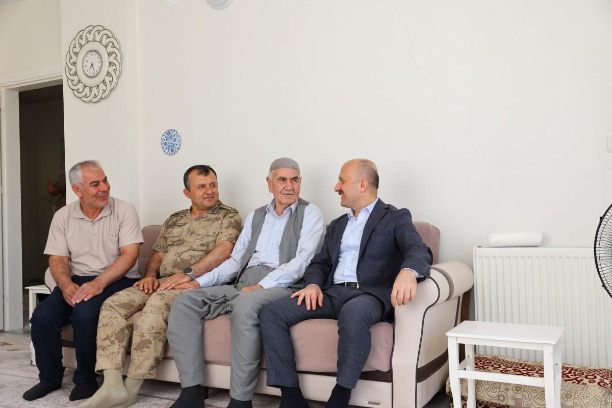 Vali Varol’dan şehit ailesine ziyaret Vali Varol’dan şehit ailesine ziyaret