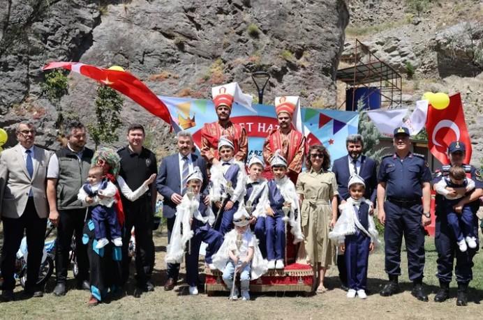 Artvin’de 18 Çocuk İçin Renkli Sünnet Şöleni Artvin’de 18 Çocuk İçin Renkli Sünnet Şöleni