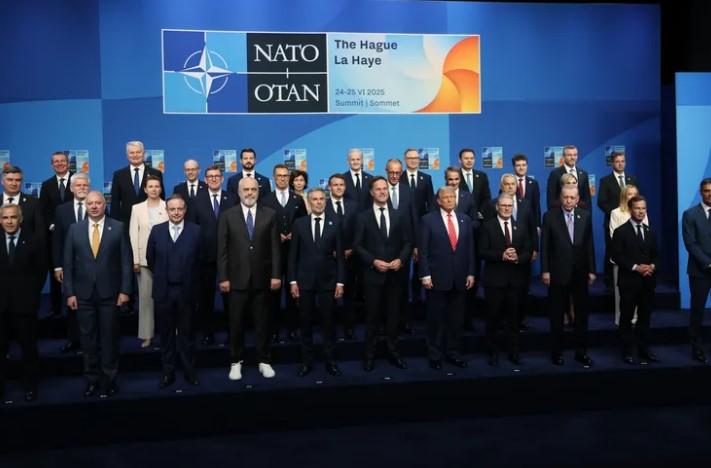 NATO Zirvesi’nde Liderlerden Simgesel Fotoğraf NATO Zirvesi’nde Liderlerden Simgesel Fotoğraf