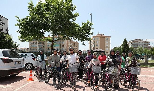 KOMEK'te Kadınlar İçin Verilen Bisiklet Kullanma Eğitimi Büyük Beğeni Görüyor KOMEK'te Kadınlar İçin Verilen Bisiklet Kullanma Eğitimi Büyük Beğeni Görüyor