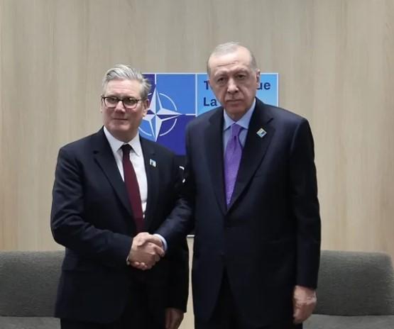 Erdoğan ve Starmer Lahey’de Bir Araya Geldi Erdoğan ve Starmer Lahey’de Bir Araya Geldi