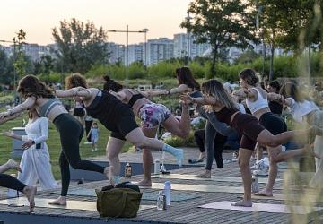 Karşıyaka'da gün batımında yoga buluşması