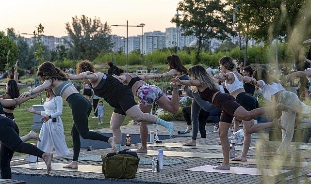 Karşıyaka'da gün batımında yoga buluşması Karşıyaka'da gün batımında yoga buluşması