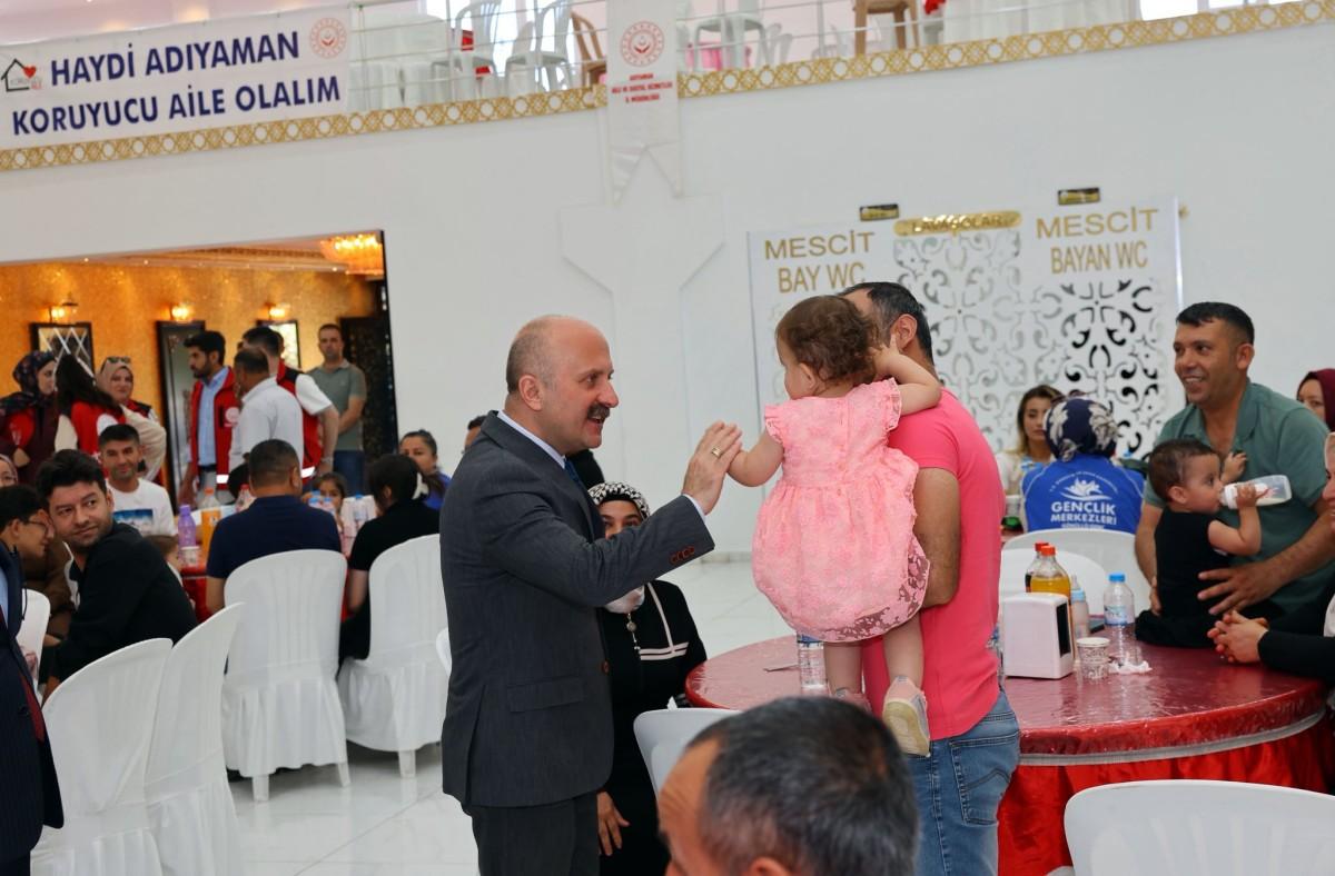 Vali Varol, Koruyucu Aile Günü etkinliğinde aileler ve çocuklarla bir araya Geldi Vali Varol, Koruyucu Aile Günü etkinliğinde aileler ve çocuklarla bir araya Geldi