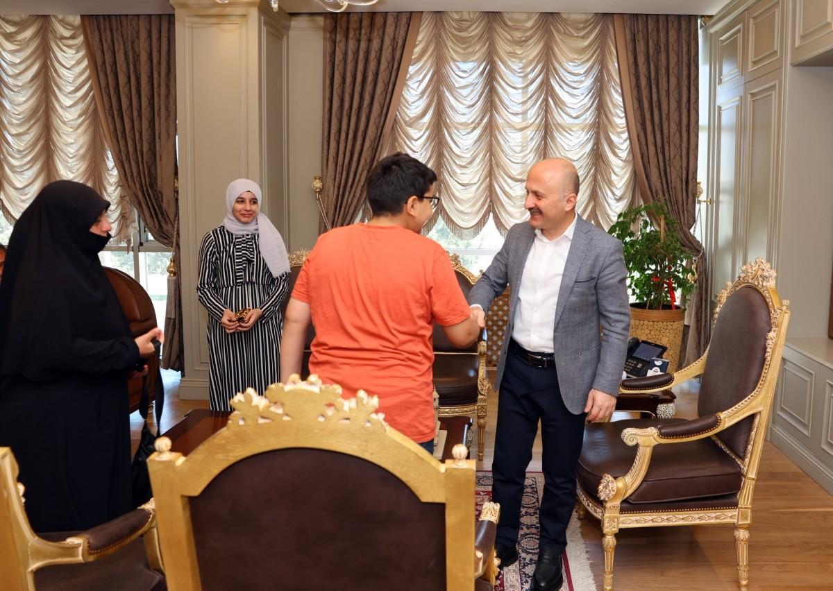 Vali Dr. Osman Varol, Halk Buluşmalarında vatandaşların taleplerini dinliyor Vali Dr. Osman Varol, Halk Buluşmalarında vatandaşların taleplerini dinliyor