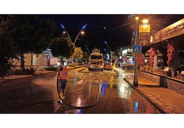 Kemer'deki toz ve toprak olan yollar yıkanıyor
