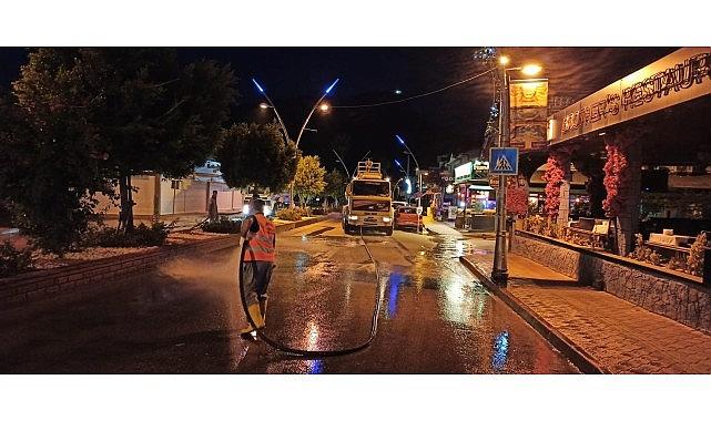 Kemer'deki toz ve toprak olan yollar yıkanıyor Kemer'deki toz ve toprak olan yollar yıkanıyor