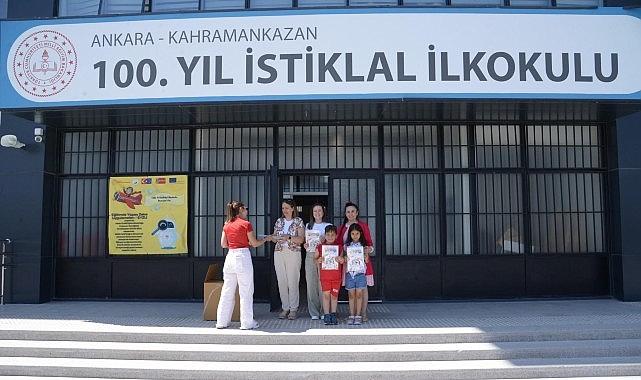 Başkan'dan Miniklere İlçeyi Tanıtan Karne Hediyesi Başkan'dan Miniklere İlçeyi Tanıtan Karne Hediyesi
