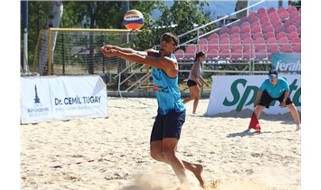 Plaj voleybolunun kalbi İzmir'de attı Plaj voleybolunun kalbi İzmir'de attı
