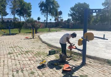 Kahta Belediyesi’nden yaz öncesi park temizliği ve bakım atağı