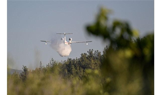 Bornova Yakaköy'de yangınla mücadele sürüyor
