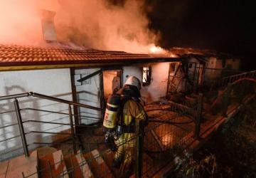 İzmir’de Yangın Alarmı: 20 Ev Zarar Gördü, Ekipler Müdahale Ediyor