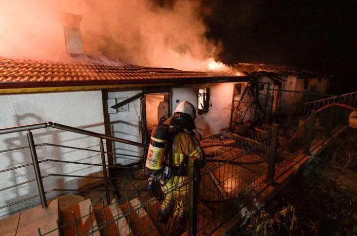 İzmir’de Yangın Alarmı: 20 Ev Zarar Gördü, Ekipler Müdahale Ediyor İzmir’de Yangın Alarmı: 20 Ev Zarar Gördü, Ekipler Müdahale Ediyor