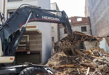 Karşıyaka'da metruk ve riskli binalar tek tek yıkılıyor