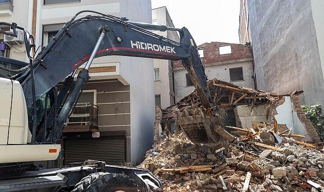 Karşıyaka'da metruk ve riskli binalar tek tek yıkılıyor Karşıyaka'da metruk ve riskli binalar tek tek yıkılıyor