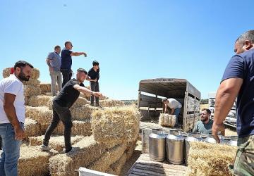 Buca Belediyesi'nden hayvancılık yapan köylülere saman balyası desteği