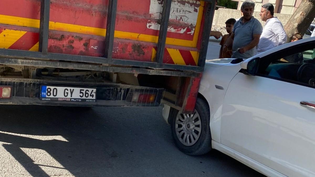 Adıyaman’da meşrubat kamyonu ile otomobil çarpıştı: Yaralı yok Adıyaman’da meşrubat kamyonu ile otomobil çarpıştı: Yaralı yok