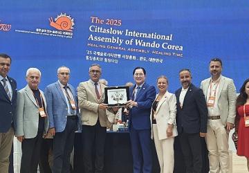Cittaslow Fikir Maratonu ödülü Başkan Böcek'e takdim edildi