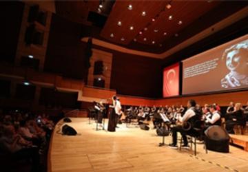 “Cumhuriyetin Divası" Müzeyyen Senar konserle anıldı
