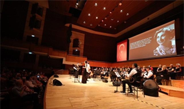 “Cumhuriyetin Divası" Müzeyyen Senar konserle anıldı “Cumhuriyetin Divası" Müzeyyen Senar konserle anıldı
