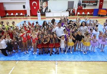 Bayraklılı kursiyerlerden yıl sonu gösterisi