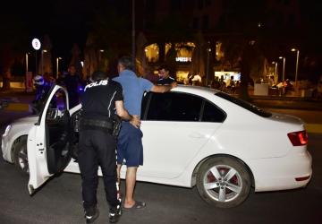 Adıyaman'da 'Huzurlu Sokaklar' uygulaması: Ruhsatsız silah, sentetik ecza ve yoklama kaçakları ele geçirildi