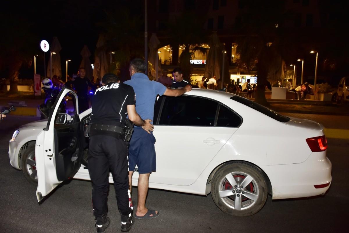 Adıyaman'da 'Huzurlu Sokaklar' uygulaması: Ruhsatsız silah, sentetik ecza ve yoklama kaçakları ele geçirildi Adıyaman'da 'Huzurlu Sokaklar' uygulaması: Ruhsatsız silah, sentetik ecza ve yoklama kaçakları ele geçirildi