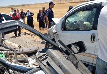 Otomobil ile hafif ticari araç çarpıştı: 3 ölü, 2 yaralı
