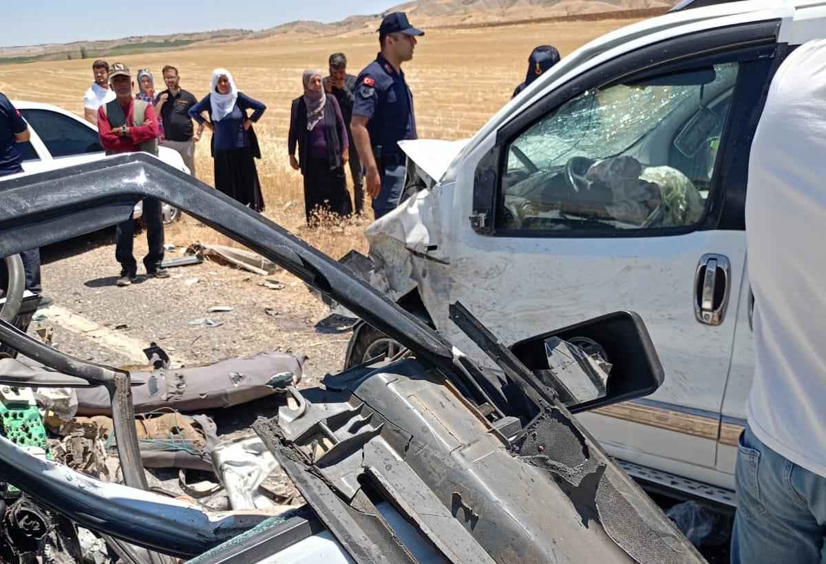 Otomobil ile hafif ticari araç çarpıştı: 3 ölü, 2 yaralı Otomobil ile hafif ticari araç çarpıştı: 3 ölü, 2 yaralı