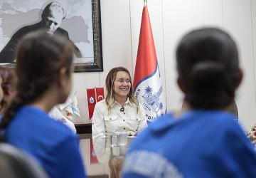 Başkan Mutlu şampiyon kızları ağırladı: Sizinle gurur duyuyoruz​