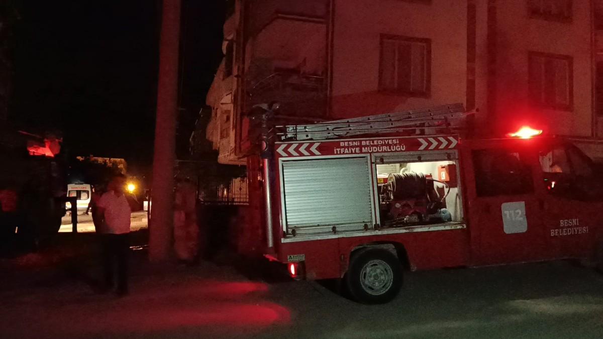 Besni’de evde çıkan yangında 15 kişi dumandan etkilendi - Videolu Haber Besni’de evde çıkan yangında 15 kişi dumandan etkilendi - Videolu Haber