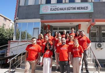 Vodafone gönüllüleri, Elazığ'da iyiliğin yanında durdu