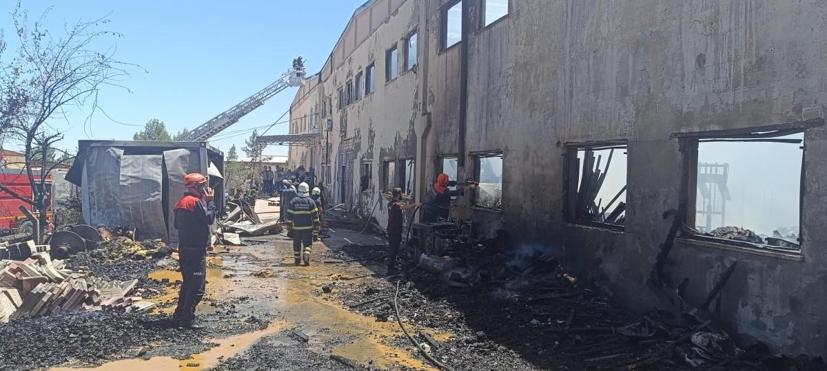 Adıyaman OSB'de facia önlendi: Belediye ekipleri 3 dakikada yangına müdahale etti - Videolu Haber Adıyaman OSB'de facia önlendi: Belediye ekipleri 3 dakikada yangına müdahale etti - Videolu Haber