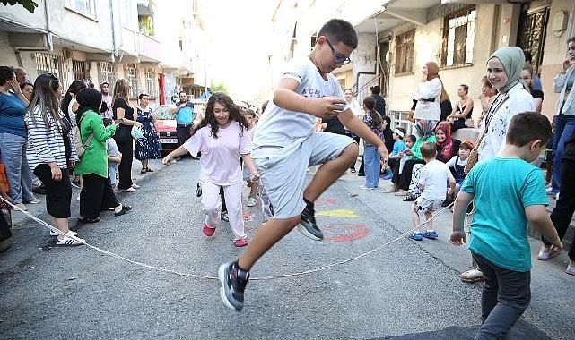 Geleneksel Sokak Oyunları 'Sokakta Oyun Var' ile Yeniden Yaşatılıyor Geleneksel Sokak Oyunları 'Sokakta Oyun Var' ile Yeniden Yaşatılıyor