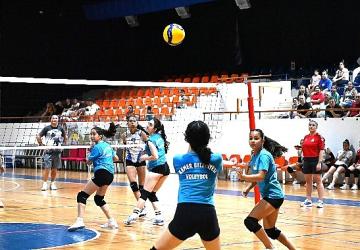 Kemer Belediye Voleybol Takımı galibiyetle başladı