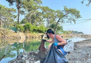 Kemer'de yaşayan yabancı uyruklu kadınlarla temizlik faaliyeti