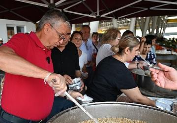 Kemer Belediyesi'nin aşure ikramları sürüyor