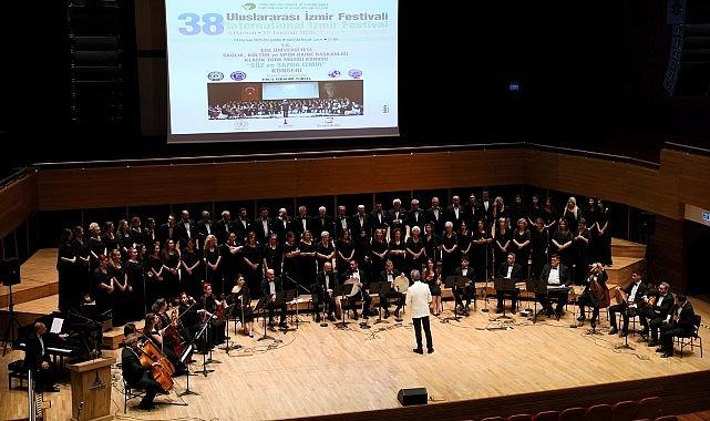 EÜ Klasik Türk Müziği Korosu'ndan İzmir Festivali'nde Unutulmaz Performans EÜ Klasik Türk Müziği Korosu'ndan İzmir Festivali'nde Unutulmaz Performans