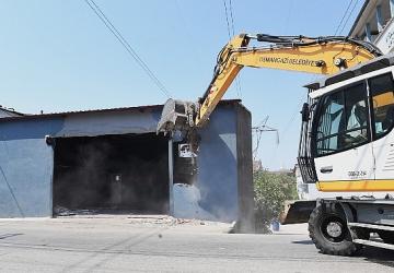 Yüksek gerilim hattına yapılan kaçak iş yeri yıkıldı