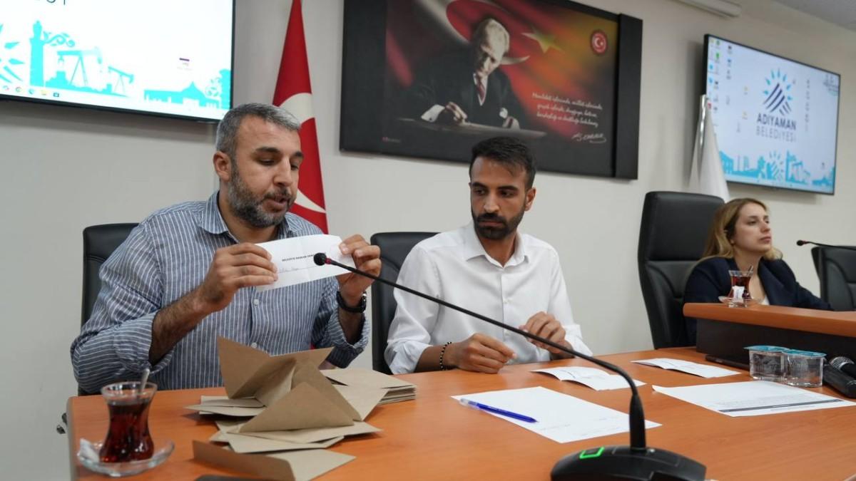 AK Partili meclis üyesi CHP’ye geçti: Ufuk Bayır Adıyaman Belediyesi Başkan Vekilliği’ne seçildi - Videolu Haber AK Partili meclis üyesi CHP’ye geçti: Ufuk Bayır Adıyaman Belediyesi Başkan Vekilliği’ne seçildi - Videolu Haber