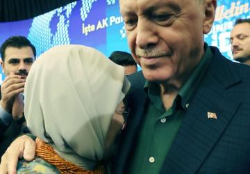 Erdoğan'ın tarihi konuşmasında gözyaşları sel oldu, Emine Erdoğan eşinin omzunda ağladı