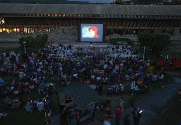 Gölcüklülerden açık havada film gösterimine yoğun ilgi