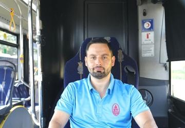 Seyir Halindeyken Fark Etti, Aracını Durdurdu, Koşarak İndi, Yanmakta Olan Türk Bayrağını Elleriyle Söndürdü