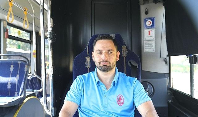 Seyir Halindeyken Fark Etti, Aracını Durdurdu, Koşarak İndi, Yanmakta Olan Türk Bayrağını Elleriyle Söndürdü Seyir Halindeyken Fark Etti, Aracını Durdurdu, Koşarak İndi, Yanmakta Olan Türk Bayrağını Elleriyle Söndürdü