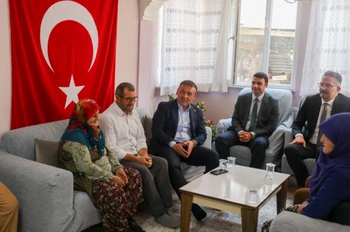 Vali Sözer’den Şehit Osman Er’in Ailesine Anlamlı Ziyaret Vali Sözer’den Şehit Osman Er’in Ailesine Anlamlı Ziyaret