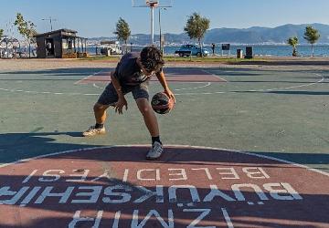 Spor istasyonlarının üçüncüsü Bostanlı'da hizmete açıldı