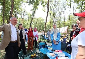 Başkan Büyükakın, Gebze'de annelerin pikniğine katıldı